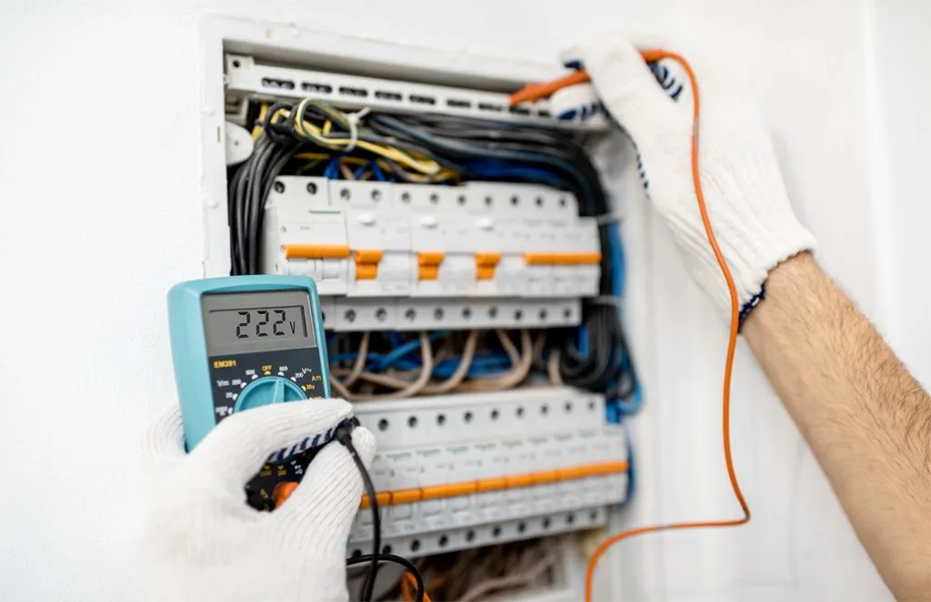 Elektriker genomför felsökning Elektriker genomför felsökning